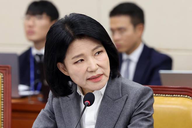 이진숙 국민의힘 의원이 22일 서울 여의도 국회 과학기술정보방송통신위원회에서 열린 방송미디어통신위원회 등에 대한 국정감사 종합감사에서 질의를 하고 있다. 뉴스1