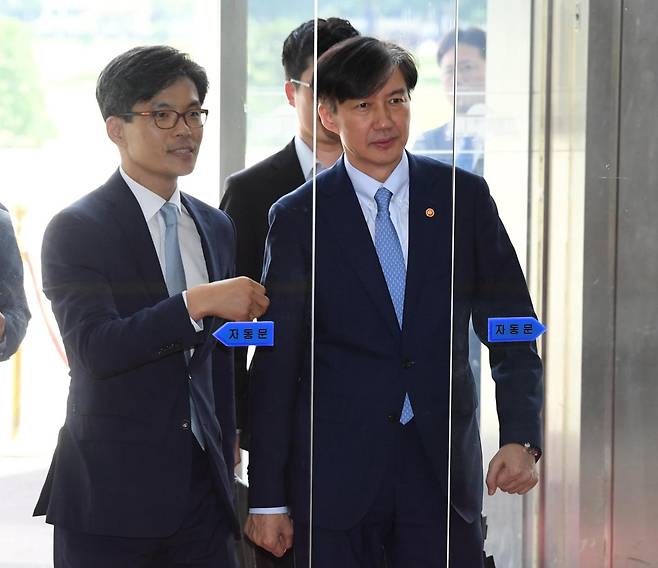 2019년 9월 26일 당시 조국 법무부 장관이 본회의 참석을 위해 국회에 도착하는 모습. 왼쪽이 당시 국회에 파견됐던 박철우 검사. 오대근 기자