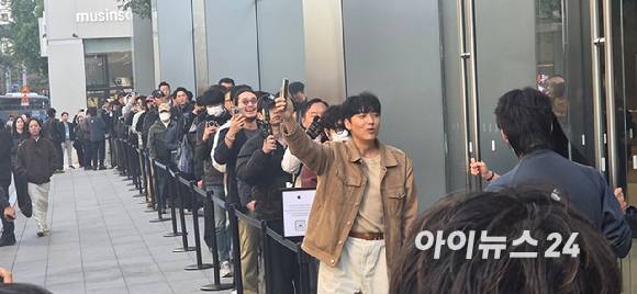 23일 오전 8시 애플명동 매장의 문이 열리기 직전 대기자들이 기대에 찬 표정으로 대기하고 있다. [사진=박지은 기자]