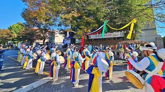 지난 22일 남원석돈에서 열린 ‘제27회 남원주당산제’에서 화목회 열린마당 풍물패가 전통 제례에 앞서 들당산굿을 펼치고 있다. [사진=남원문화원]