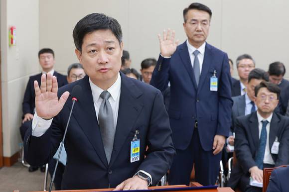홍범식 LG유플러스 대표(왼쪽)가 23일 국회 과학기술정보방송통신위원회에서 열린 과학기술정보통신부 등에 대한 종합감사에 일반증인으로 출석해 선서하고 있다. 오른쪽은 홍관희 LG유플러스 최고정보보호책임자. [사진=연합뉴스]