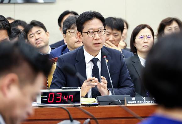 배경훈 부총리 겸 과학기술정보통신부 장관이 23일 국회에서 열린 과학기술정보방송통신위원회 종합감사에서 위원 질문에 답하고 있다. [사진=연합뉴스]