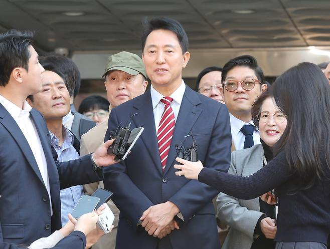오세훈 서울시장이 23일 서울 서초구 서울고법에서 열린 ‘명태균 여론조사 대납 의혹 사건’ 항소심 선고 공판 뒤 무죄 판결과 관련해 입장을 밝히고 있다. 연합뉴스