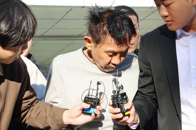 인천 한 대형 상업시설에서 흉기를 휘둘러 시민 10명을 살해하려 한 혐의로 구속된 최충락이 23일 오전 인천 남동경찰서에서 인천지방공소청으로 송치되고 있다. 연합뉴스