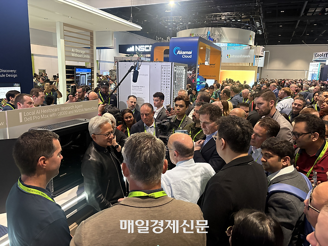 지난 3월 미국 새너제이에서 열린 GTC2026에서 젠슨 황 엔비디아 CEO가 부스를 관람하고 있다. [사진=원호섭 특파원]