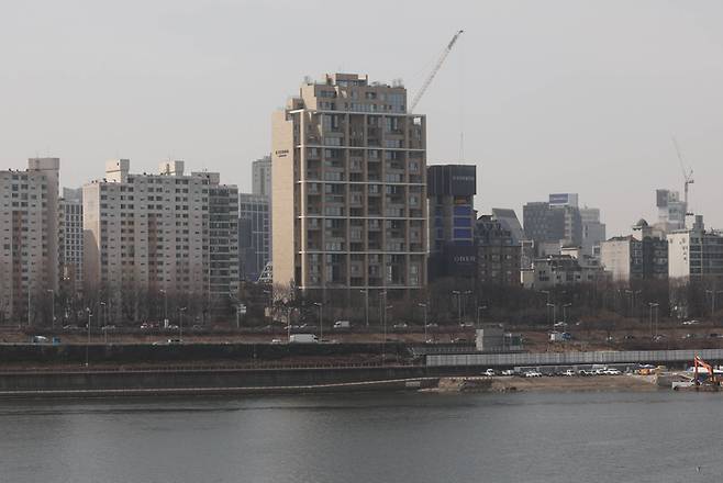 에테르노 청담이 전국 최고가 공동주택이던 더펜트하우스청담을 제치고 국내 최고 공시가 아파트로 등극했다. 사진은 이날 에테르노 청담의 전경. [이충우 기자]