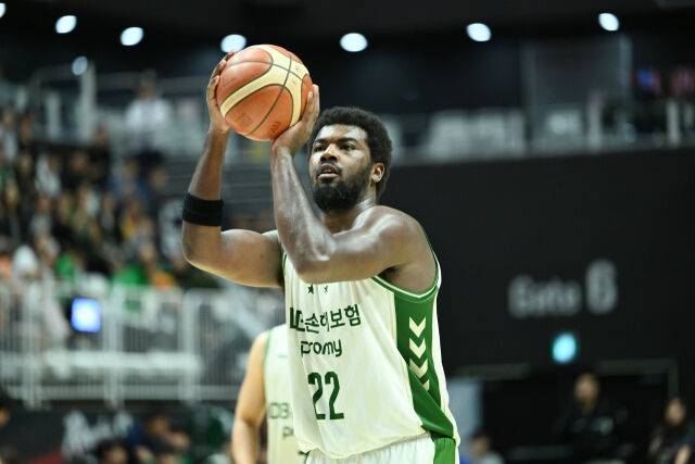 레이션 해먼즈가 슛을 하고 있다./KBL 제공