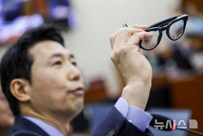 [서울=뉴시스] 정병혁 기자 = 이정헌 더불어민주당 의원이 23일 서울 여의도 국회에서 열린 과학기술정보방송통신위원회의 종합감사에서 AI 스마트 안경 관련 질의를 하며 안경을 들어보이고 있다. 2026.10.23. jhope@newsis.com