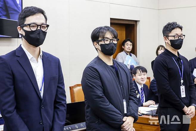 [서울=뉴시스] 정병혁 기자 = 이정헌 더불어민주당 의원실 보좌관이 23일 서울 여의도 국회에서 열린 과학기술정보방송통신위원회의 종합감사에서 AI 스마트 안경 관련 질의 도중 안경을 착용한 채 국정감사장에 나와있다. 2026.10.23. jhope@newsis.com