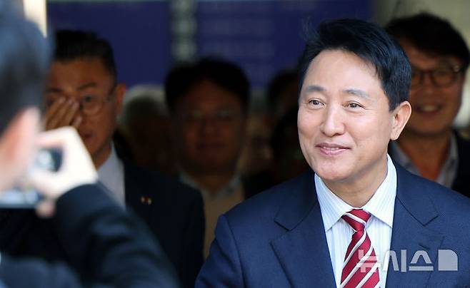 [서울=뉴시스] 박주성 기자 = 이른바 '명태균 여론조사비 대납 의혹'으로 1심에서 시장직 상실형을 선고받은 오세훈 서울시장이 항소심에서 무죄를 선고받았다. 1·2심 모두 명태균씨 진술의 신빙성에 의문을 제기했지만, 이를 뒷받침하는 간접증거의 증명력을 달리 평가하면서 정반대의 결론에 이르렀다. 사진은 오 시장이 23일 서울 서초구 서울고법에서 열린 '명태균 여론조사 대납 의혹 사건' 항소심 선고공판에서 무죄를 선고 받고 법원을 나서는 모습. 2026.10.23. park7691@newsis.com