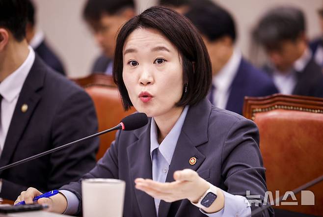 [서울=뉴시스] 정병혁 기자 = 이소영 중소벤처기업부 장관이 23일 서울 여의도 국회에서 열린 산업통상자원중소벤처기업위원회의 종합감사에서 질문에 답하고 있다. 2026.10.23. jhope@newsis.com