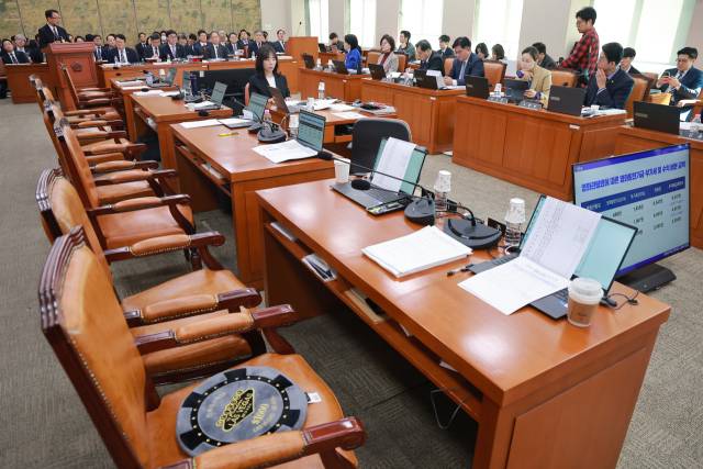 ▲23일 국회 문화체육관광위원회에서 열린 문화체육관광부, 국가유산청 등에 대한 종합감사에서 국민의힘 문체위원이 더불어민주당 소속 이재정 문체위원장 발언에 항의하며 퇴장해 자리가 비어 있다. ⓒ연합뉴스