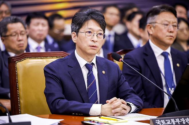 홍 장관이 23일 서울 여의도 국회에서 열린 국토위 종합감사에서 질문에 답하고 있다. 뉴시스