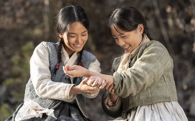 ‘여전히 찬란하게’는 정임과 순옥의 과거 소녀 시절과 60년이 지나 할머니가 돼 다시 만난 두 사람의 현재를 교차해 보여 준다. 플러스엠 엔터테인먼트