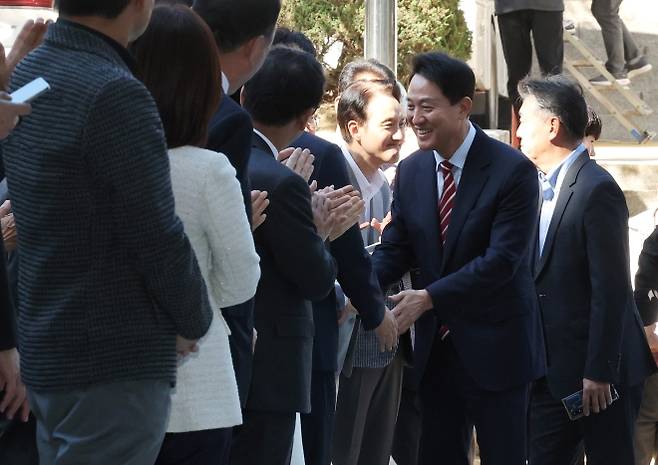 오세훈 서울시장이 서울시장직 유지 여부가 달린 ‘명태균 여론조사 대납 의혹’ 항소심 선고일인 23일 서울 서초구 서울고법에 도착해 법정으로 향하며 국민의힘 의원 등 지지자들과 인사하고 있다. 연합뉴스