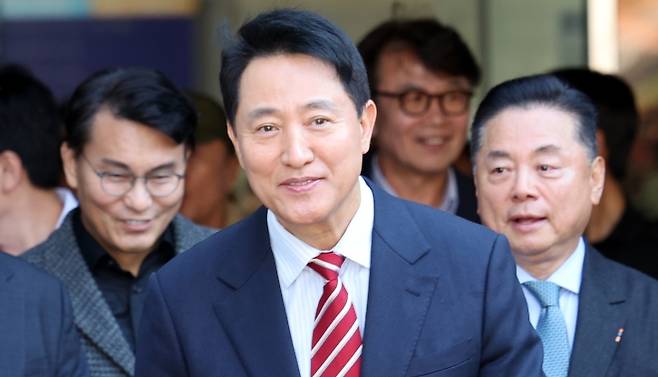 오세훈 서울시장이 23일 서울 서초구 서울고법에서 열린 ‘명태균 여론조사 대납 의혹 사건’ 항소심 선고공판에서 무죄를 선고 받고 법원을 나서고 있다. 뉴시스