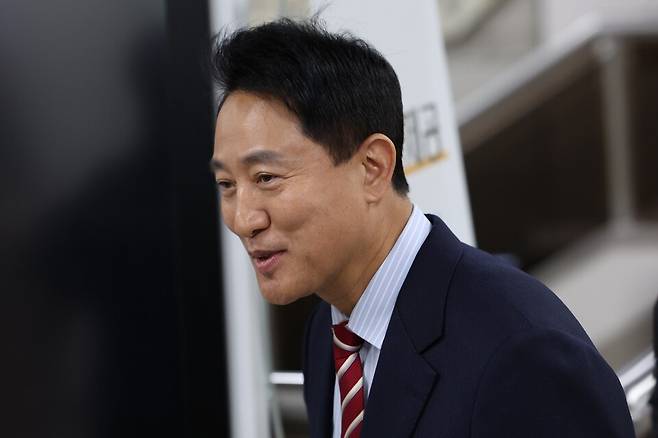 명태균 여론조사비 대납 의혹으로 재판에 넘겨진 오세훈 서울시장이 23일 오후 서울 서초구 서울고등법원에서 열린 정치자금법 위반 혐의 항소심 선고기일에 출석하고 있다. ⓒ시사저널 박정훈