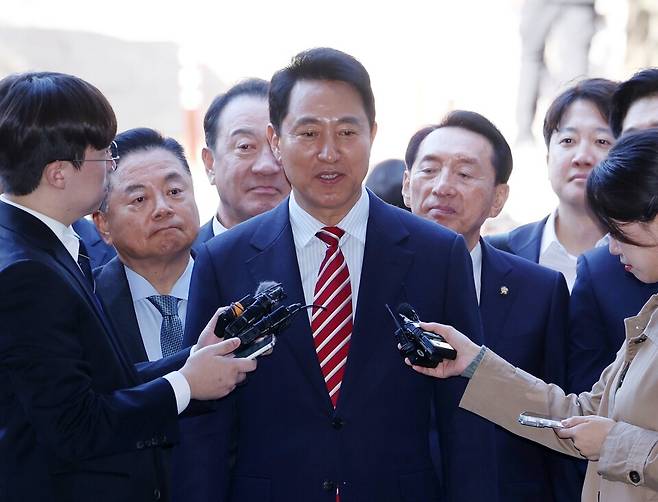 오세훈 서울시장이 23일 서울 서초구 서울고법에서 열린 '명태균 여론조사 대납 의혹 사건' 항소심 공판에 출석하며 취재진 질의에 답하고 있다. ⓒ시사저널 박정훈