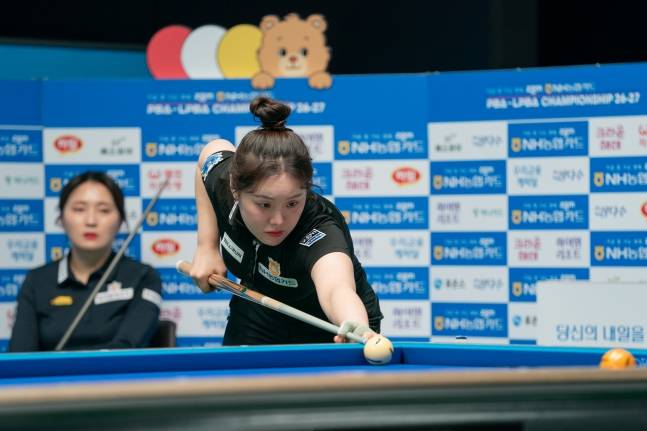 김보미(오른쪽)가 22일 경기도 고양시 '고양 킨텍스 PBA 스타디움'에서 열린 강지은과 프로당구 2026-2027시즌 5차 투어 '잘 사는 방법 zgm NH농협카드 PBA-LPBA 챔피언십' LPBA 16강에서 스트로크를 하고 있다. /사진=PBA 투어 제공