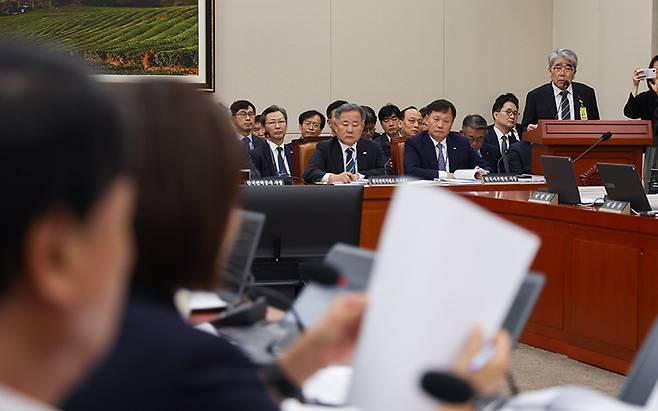 기후부는 하동근 사장이 환경 분야의 전문성을 보고 제청했다고 해명했다. 국정감사 발언대에 선 하동근 사장.[사진｜뉴시스]