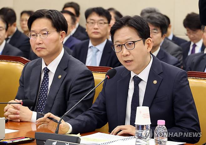 종합감사 답변하는 배경훈 과기정통부 장관 (서울=연합뉴스) 배재만 기자 = 배경훈 부총리 겸 과학기술정보통신부 장관이 23일 국회에서 열린 과학기술정보방송통신위원회 종합감사에서 위원 질문에 답하고 있다. 2026.10.23 scoop@yna.co.kr