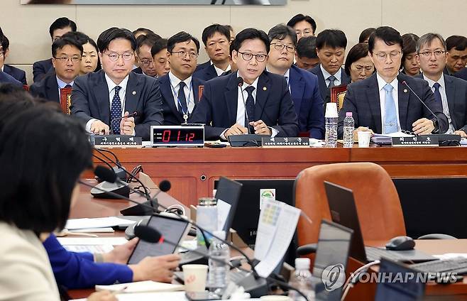 종합감사 답변하는 배경훈 과기정통부 장관 (서울=연합뉴스) 배재만 기자 = 배경훈 부총리 겸 과학기술정보통신부 장관이 23일 국회에서 열린 과학기술정보방송통신위원회 종합감사에서 위원 질문에 답하고 있다. 2026.10.23 scoop@yna.co.kr