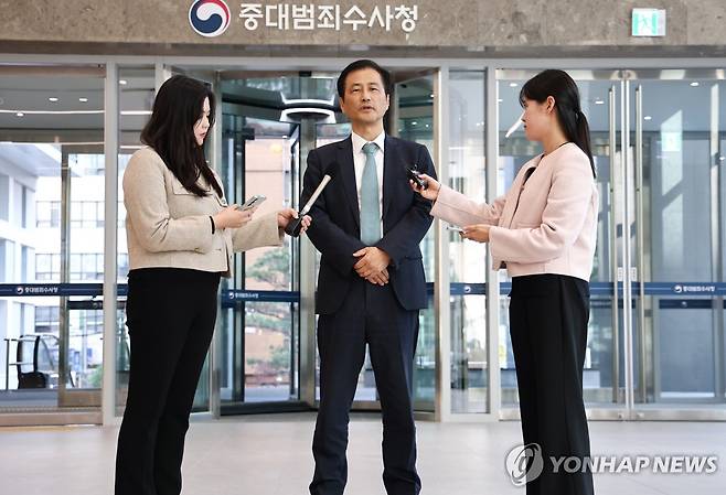 이태한 특검, 중대범죄수사청 방문 (서울=연합뉴스) 윤동진 기자 = 23일 서울 중대범죄수사청을 방문한 이태한 선거관리위원회 특별검사가 취재진 질문에 답하고 있다. 2026.10.23 mon@yna.co.kr