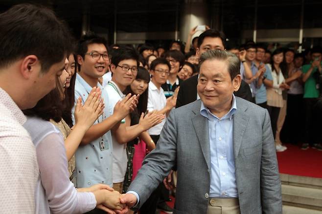 이건희 회장, 선진제품 비교전시회 참관 (서울=연합뉴스) 이건희 삼성전자 회장이 29일 삼성전자 수원사업장에서 열린 선진제품비교전시회를 참관한 뒤 사업장을 떠나면서 직원들의 환송을 받고 있다. 2011.7.29 << 삼성전자 >> photo@yna.co.kr