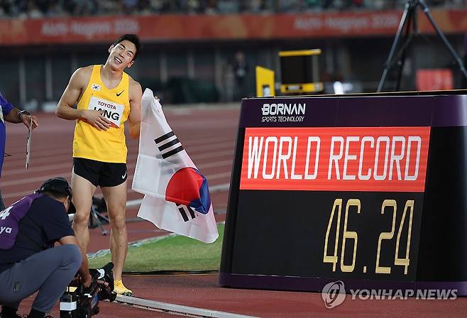 장민호, 믿기지 않아 (나고야=연합뉴스) 박동주 기자 = 23일 일본 나고야 미즈호 공원 육상 경기장에서 열린 2026 아이치·나고야 장애인아시아경기대회 육상 남자 400m T13 결선.
    한국 장민호가 1위로 결승선을 통과, 세계신기록을 달성한 뒤 기록앞에서 숨을 고르고 있다. 2026.10.23 pdj6635@yna.co.kr