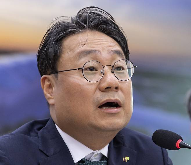 ▲이성훈 한국토지주택공사(LH) 사장이 12일 국회에서 열린 국토교통위원회 국정감사에 출석해 LH의 부채 증가와 관련한 의원 질의에 답하고 있다. 연합뉴스