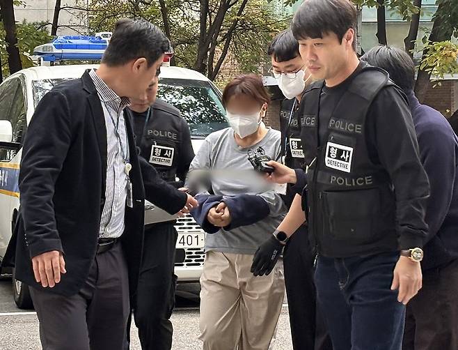 서울 강서구 친모 살인사건 피의자 A씨가 24일 오후 서울 양천구 서울남부지방법원에서 열린 구속 전 피의자 심문(영장실질심사)에 출석하고 있다. 사진=뉴시스