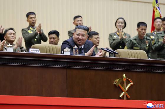 김정은 북한 국무위원장이 10월 22일과 23일 평양에서 조선인민군 제3차 중대장 대회를 주재하고 '새 시대 강군건설과 중대장들의 임무'에 대해서 연설했다고 조선중앙통신이 24일 보도했다. 〈사진=연합뉴스〉