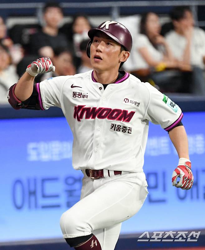 13일 서울 고척스카이돔에서 열린 키움과 LG의 경기. 6회말 무사 1루 키움 서건창이 투런포를 날린 뒤 환호하고 있다. 고척=박재만 기자 pjm@sportschosun.com/2026.08.13/