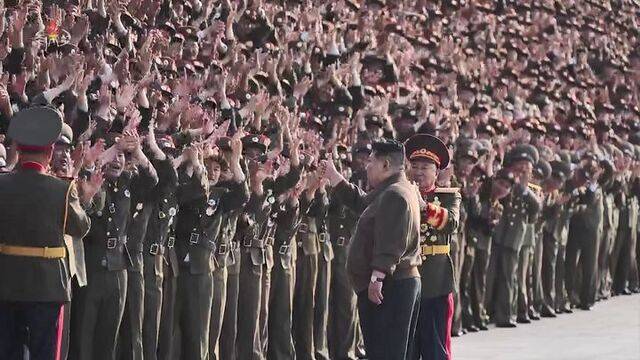 김정은 북한 국무위원장이 지난 22일 노동당 중앙간부학교 건설에 참여한 군인·설계자들과 기념 공연을 한 예술인들을 만나 기념촬영을 했다고 조선중앙TV가 23일 보도했다. 김 위원장이 참석자들에게 엄지를 들어보이고 있다. 조선중앙TV 캡처. /뉴시스