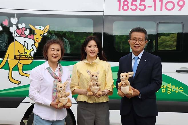 2022년 배우 이영애(가운데)씨의 기부로 어린이들을 위한 전용 앰뷸런스가 마련됐다. 내부에는 아이들을 위한 대형 영상 스크린과 장난감, 책 등이 비치됐다. 외부에는 아이들이 좋아하는 캥거루를 그렸다. /소원재단