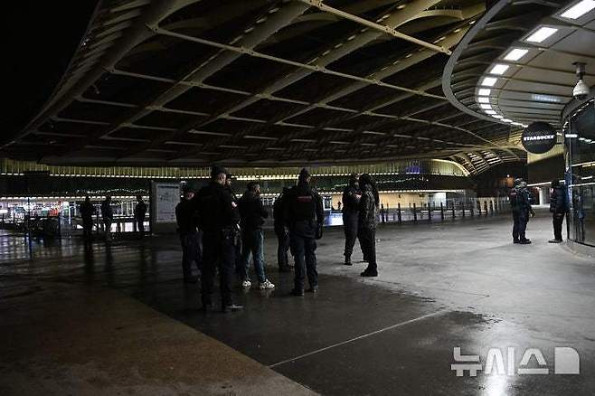 20일 프랑스 파리에서 경찰관들이 야간 통행금지 시간에 시내를 순찰하고 있다. 파리 교외에서 23일 차량으로부터 총격이 발생해 1명이 숨지고 여러 명이 부상했다고 프랑스 경찰이 밝혔다. 2026.10.23 파리=AP/뉴시스