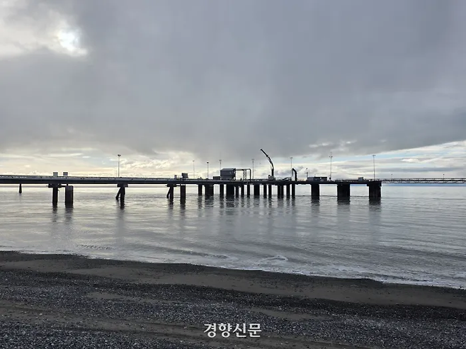 The LNG export terminal in Nikiski, Alaska, once shipped natural gas to Japan. Exports ended in 2015 as production from Cook Inlet gas fields declined. The terminal, which has stood idle for more than a decade, is now slated to be converted into an LNG import facility. Nikiski, Alaska. @The Kyunghyang Daily News.
