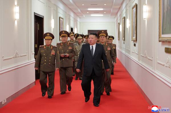 김정은 북한 국무위원장이 지난 22일과 23일 평양에서 조선인민군 제3차 중대장 대회를 주재하고 ‘새 시대 강군건설과 중대장들의 임무’에 대해서 연설했다고 조선중앙통신이 지난 24일 보도했다. 연합뉴스