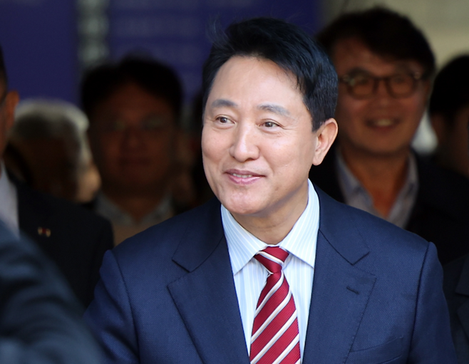 오세훈 서울시장이 23일 서울 서초구 서울고법에서 열린 ‘명태균 여론조사 대납 의혹 사건’ 항소심 선고공판에서 무죄를 선고 받고 법원을 나서고 있다. [뉴시스]