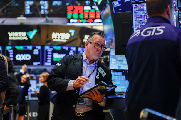 지난 9월 29일(현지 시간) 미국 뉴욕증권거래소(NYSE)에서 트레이더들이 일하고 있다. (로이터=연합뉴스)