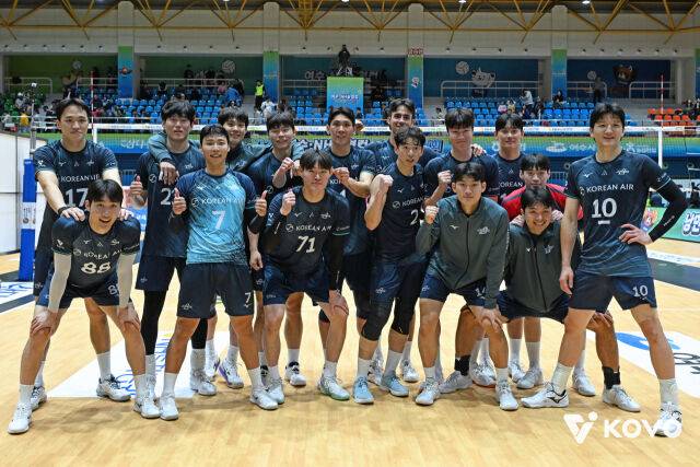 대한항공이 24일 여수 진남체육관에서 열린 2026 여수·NH농협컵 프로배구대회 4강전에서 우리카드를 꺾고 결승 진출에 성공했다. '승리 인증샷' 촬영에 임하고 있는 대한항공./한국배구연맹 제공