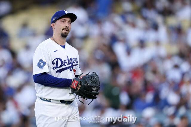 MLB LA 다저스 투수 블레이크 스넬이 5일(한국시각) 열린 애틀랜타와 내셔녈리그 디비전시리즈 2차전에 선발 등판했다. 그는 3.2이닝을 소화하고 조기 강판됐다./게티이미지코리아
