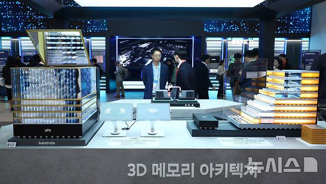 [서울=뉴시스] 전신 기자 = 14일 서울 강남구 코엑스에서 열린 제28회 반도체대전(SEDEX 2026)에서 관람객들이 삼성전자 3D 메모리 아키텍쳐 등을 살펴보고 있다. 2026.10.14. photo1006@newsis.com