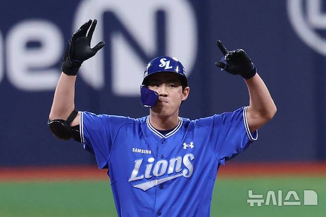 [서울=뉴시스] 권창회 기자 = 27일 서울 구로구 고척스카이돔에서 열린 2026 KBO리그 삼성 라이온즈와 키움 히어로즈의 경기, 1회 초 1사 1루 삼성 구자욱이 2루타를 친 뒤 기뻐하고 있다. 2026.08.27. kch0523@newsis.com