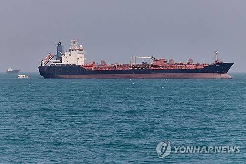 호르무즈 해협에 정박 중인 유조선 [AP=연합뉴스. DB 및 재판매 금지]