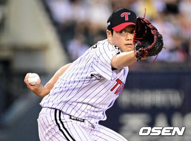 [OSEN=잠실, 조은정 기자] 4일 서울 잠실야구장에서 2026 신한 SOL KBO리그 LG 트윈스와 한화 이글스의 경기가 열렸다.이날 LG는 장현식, 한화는 에르난데스를 선발투수로 내세웠다.&nbsp;6회초 LG 함덕주가 역투하고 있다. 2026.07.04 /cej@osen.co.kr