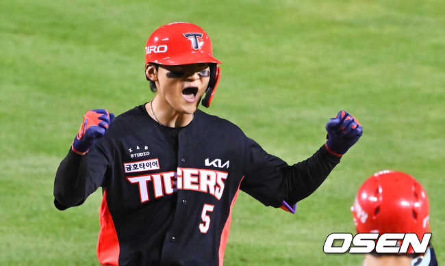[OSEN=잠실, 박준형 기자] 20일 서울 송파구 잠실야구장에서 2026 신한 SOL KBO 준플레이오프 3차전 LG 트윈스와 KIA 타이거즈의 경기가 열렸다.홈팀 LG는 카라스코, KIA는 시라카와를 선발투수로 내세웠다.2회초 1사 만루 KIA 김도영이 만루홈런을 날리고 동료들과 기뻐하고 있다. 2026.10.20 / soul1014@osen.co.kr