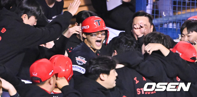 [OSEN=잠실, 박준형 기자] 20일 서울 송파구 잠실야구장에서 2026 신한 SOL KBO 준플레이오프 3차전 LG 트윈스와 KIA 타이거즈의 경기가 열렸다.홈팀 LG는 카라스코, KIA는 시라카와를 선발투수로 내세웠다.2회초 1사 만루 KIA 김도영이 만루홈런을 날리고 동료들과 기뻐하고 있다. 2026.10.20 / soul1014@osen.co.kr