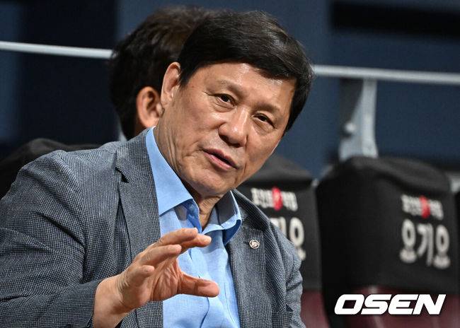 [OSEN=고척, 조은정 기자]류지현 감독이 이끄는 2026 아이치·나고야 아시안게임 야구 대표팀이 17일 오후 서울 고척스카이돔에서 상무와의 연습경기를 가졌다.야구 대표팀은 오는 18일 나고야로 이동한 뒤 21일 B조 조별예선 대만전, 22일 홍콩전, 23일 태국전을 치른 뒤 25일부터 26일까지 슈퍼라운드를 거쳐 27일 메달 결정전을 펼친다. KBO 허구연 총재가 연습경기를 지켜보고 있다. 2026.09.17 /cej@osen.co.kr