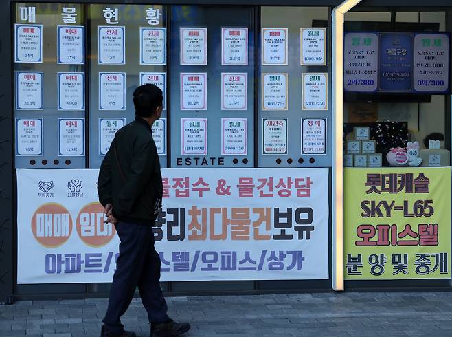 22일 서울 동대문구의 한 공인중개사무소에 아파트 매물 정보가 게시돼 있다. 뉴시스